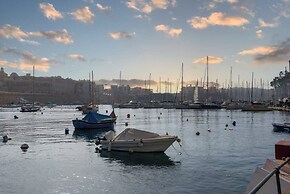 Well Located Townhouse & Courtyard Kalka