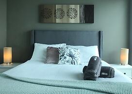 Premium 2BR CBD Apartment With River View Balcony