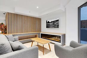 Premium 2BR CBD Apartment With River View Balcony