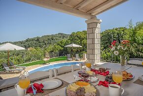 Luxury Villa Irida