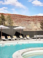 Slackline Moab, Outset Collection by Hilton
