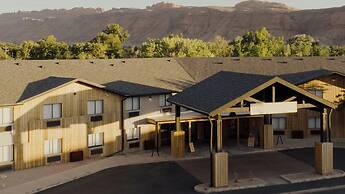Slackline Moab, Outset Collection by Hilton
