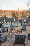 Slackline Moab, Outset Collection by Hilton