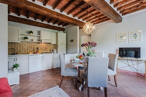 Donato Farmhouse Apartment With Pool