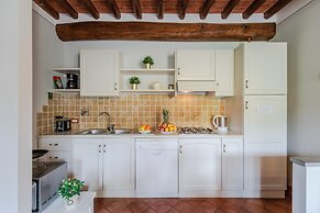 Donato Farmhouse Apartment With Pool