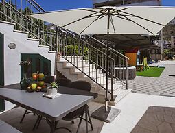 A2 - Luxury apt w Terrace, Gym, Jacuzzi & Sauna