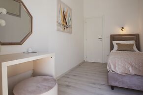 A2 - Luxury apt w Terrace, Gym, Jacuzzi & Sauna