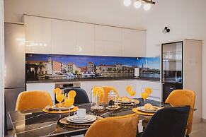 A2 - Luxury apt w Terrace, Gym, Jacuzzi & Sauna