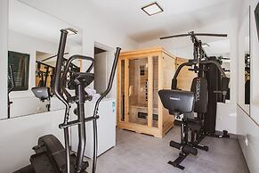 A2 - Luxury apt w Terrace, Gym, Jacuzzi & Sauna