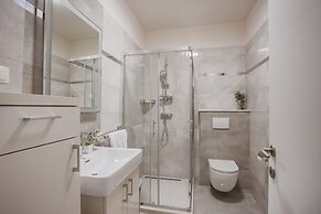 A2 - Luxury apt w Terrace, Gym, Jacuzzi & Sauna