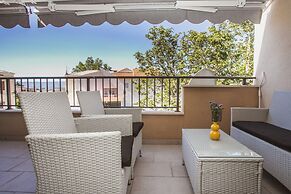 A2 - Luxury apt w Terrace, Gym, Jacuzzi & Sauna