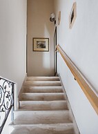 A2 - Luxury apt w Terrace, Gym, Jacuzzi & Sauna