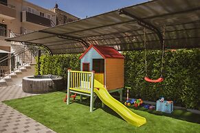 A2 - Luxury apt w Terrace, Gym, Jacuzzi & Sauna