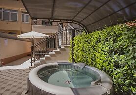 A2 - Luxury apt w Terrace, Gym, Jacuzzi & Sauna