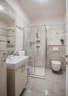 A2 - Luxury apt w Terrace, Gym, Jacuzzi & Sauna