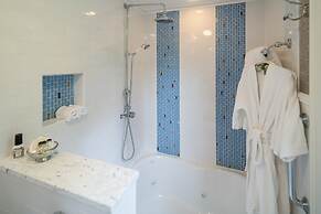 16 Elm Heritage Hotel