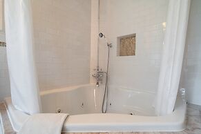 16 Elm Heritage Hotel