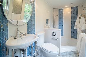 16 Elm Heritage Hotel