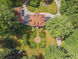 16 Elm Heritage Hotel