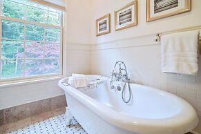 16 Elm Heritage Hotel