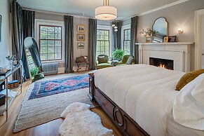 16 Elm Heritage Hotel