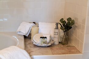 16 Elm Heritage Hotel