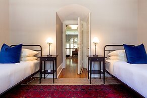 16 Elm Heritage Hotel