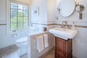 16 Elm Heritage Hotel