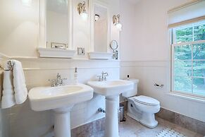 16 Elm Heritage Hotel