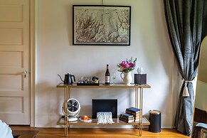 16 Elm Heritage Hotel