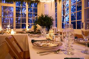 16 Elm Heritage Hotel