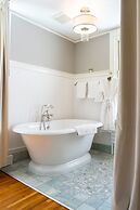 16 Elm Heritage Hotel