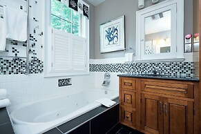 16 Elm Heritage Hotel