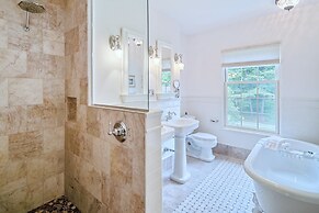 16 Elm Heritage Hotel