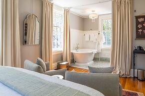 16 Elm Heritage Hotel