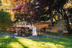 16 Elm Heritage Hotel