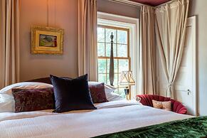 16 Elm Heritage Hotel