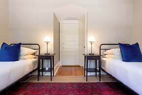 16 Elm Heritage Hotel