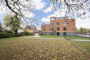 Elliot Oliver - Stylish Loft Style 2 Bedroom Apartment With Parking