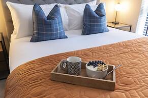 Elliot Oliver - Stylish Loft Style 2 Bedroom Apartment With Parking