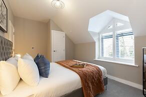 Elliot Oliver - Stylish Loft Style 2 Bedroom Apartment With Parking