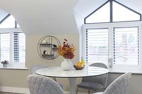 Elliot Oliver - Stylish Loft Style 2 Bedroom Apartment With Parking