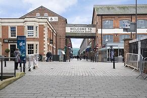 Elliot Oliver - Stylish Loft Style 2 Bedroom Apartment With Parking