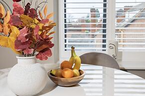 Elliot Oliver - Stylish Loft Style 2 Bedroom Apartment With Parking