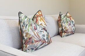 Elliot Oliver - Stylish Loft Style 2 Bedroom Apartment With Parking