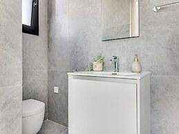 Sanders Crystal 1 - Large 4-bdr Penthouse With Shared Pool