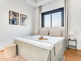 Sanders Crystal 1 - Large 4-bdr Penthouse With Shared Pool