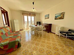 Vibrant Apartment Close to the Beach - Beahost