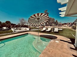 Water Vinyasa Fire Pit Pool Outdoor Lounge