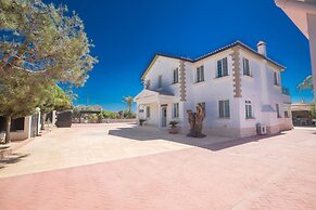 Papas Family Villa With Private Pool Wheelchair Accessible